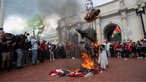 أحرق متظاهرون تمثالا لرئيس وزراء الاحتلال الإسرائيلي بنيامين نتنياهو- جيتي