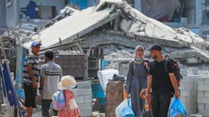 تعد عودة الأسر الفلسطينية إلى منازلها مطلبا أساسيا في مفاوضات وقف إطلاق النار المتوقفة- منصة "إكس"