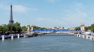 أعلنت السلطات الفرنسية أن نهر السين نظيف بدرجة كافية للسباحة - الأناضول 