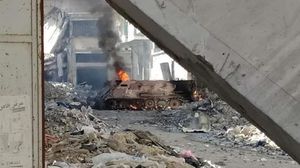 ترك جنود الاحتلال في شوارع حي الشجاعية ناقلة جند بعد تدمير المقاومة لها- إكس