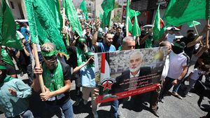 انطلقت مسيرة وسط مدينة رام الله وجابت عدة شوارع رفعت خلالها الأعلام الفلسطينية ورايات حركة حماس- الأناضول