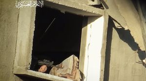 أحد جنود الاحتلال لحظة رصده في المنزل قبل تنفيذ الهجوم- إعلام القسام