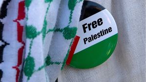 احتجّ المسافر إلى إدارة المطار لسماحها للموظفين بارتداء العلم الفلسطيني- إكس