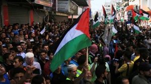 المئات يشاركون في مسيرة بمخيم الوحدات تضامنا مع غزة