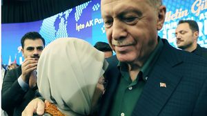 مشهد يختزل تاريخ الصراع.. أمينة أردوغان تبكي خلال إعلان أردوغان فتح صفحة جديدة مع الأكراد - إكس
