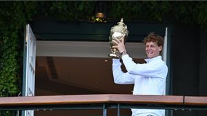 جاء فوز سينر بثلاث مجموعات مقابل واحدة بواقع 4-6، 6-4، 6-4، و6-4-  Wimbledon / إكس