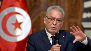 ما يحدث في تونس اليوم هو تجريف شامل للدولة: القضاء مستعبد، الإعلام مخنوق، المؤسسات خاوية من معناها، بينما تغرق السلطة في هوس أمني وتوزع أحكامًا "فلكية" ضد خصومها.