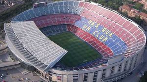 وكان برشلونة يخطط أن يستهل عودته إلى ملعبه الشهير باقامة مباراة ودية- أ ف ب