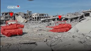 المشاهد تظهر ظهر المقاتلين نحو دبابتين للاحتلال وضرب إحداهما بقذيفة من نوع "الياسين 105" وأخرى عبوة العمل الفدائي- إعلام القسام