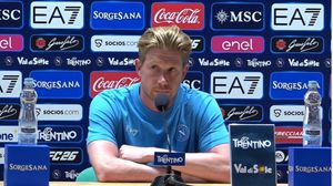 كان نابولي أعلن التعاقد مع دي بروين في الثاني عشر من حزيران/يونيو الماضي- napoli / إكس