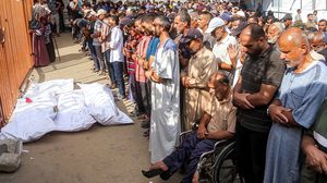 جرى نقل العديد من الشهداء والمصابين عبر العربات ووسائل نقل بدائية- جيتي