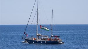 حنظلة، التي حملت الاسم الأشهر في الذاكرة الفلسطينية ـ توقيع ناجي العلي وصورة الضمير الذي لا يستدير ـ تتحول اليوم إلى قارب فعلي يحمل ضمير العالم.. الأناضول