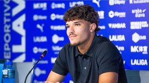 خاض لخديم الموسم الماضي 35 مباراة بقميص ريال مدريد-  Deportivo Alavés / إكس
