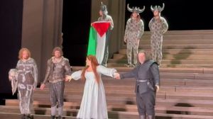 خطف رفع العلم الفلسطيني، من قبل ممثل في ختام عرض بالأوبرا الملكية البريطانية بلندن، العناوين في كل أنحاء العالم... فيسبوك