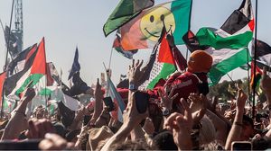 تطلق الفرقة ومقرها بلفاسترسائل مؤيدة للفلسطينيين  باستمرار خلال حفلاتها- جيتي