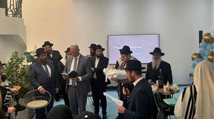 أبوظبي تشهد طقساً يهودياً بينما غزة تشهد الموت.. مشاهد تثير الغضب على مواقع التواصل - الصفحة الرسمية  السفير الإسرائيلي لدى الإمارات يوسي شيلي "إكس"