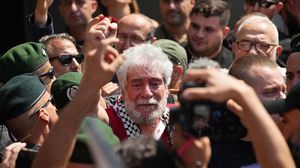 لم تهدأ روح الثورة في جورج عبد الله رغم سنوات حبسة الطويلة جدا حيث بادر في أول تصريح له إلى استنكار الصمت العربي تجاه حرب الإبادة في قطاع غزة مقدما تحيته إلى المقاومة- الأناضول