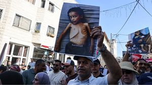 أكد الكاتب أن "هذه ليست كارثة طبيعية ناجمة عن الجفاف أو تلف المحاصيل إنها أزمة من صنع الإنسان"- جيتي