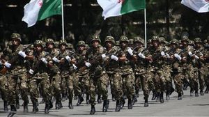 يوفّر القانون، وفق السلطات الجزائرية، آليات لتحشيد كل الموارد الوطنية، بما فيها تكييف الإنتاج الصناعي لخدمة الدفاع الوطني، وتجهيز الجبهة الداخلية بكل الوسائل الضرورية لمجابهة أي تهديد مفاجئ.. الأناضول