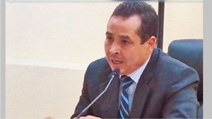 ذكر التقرير أن العكرمي تعرّض خلال فترة احتجازه للتعذيب عبر الحرمان من النوم، ومنع محاميه من زيارته، وتم التلاعب بإجراءات التحقيق لحرمانه من محاكمة عادلة.