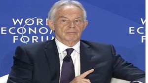 وفقًا للتقارير، تضمنت الخطة اقتراحًا بدفع تعويضات تصل إلى نصف مليون دولار لكل عائلة فلسطينية تغادر قطاع غزة، ضمن مساعٍ لإفراغه من سكانه الأصليين وتهيئة الأرض لمشاريع استثمارية كبرى. (إكس)