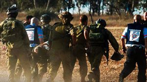 طواقم الإنقاذ تخلي الجنود المصابين من ميدان المعركة - (وكالات عبرية)
