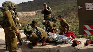 جنود الاحتلال يخلون قتلاهم - (وكالات محلية)