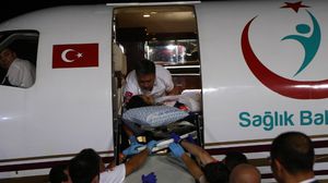 جريح من غزة لحظة وصوله بطائرة تركية إلى أنقرة - أ ف ب