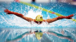 السباحة أو رفع الأثقال أو تدريبات الهواء الطلق تنشط العضلات - أرشيفية