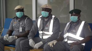 وضع الكمامات خوفا من انتقال إيبولا في إفريقيا - الأناضول