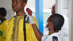 من علاج مرض إيبولا في إفريقيا