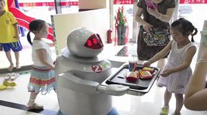 روبوت يقدم الطعام للزبائن في المطعم - أ ف ب