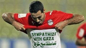 رفع أبو تريكية قميص "تعاطفا مع غزة" دعما لفلسطين ضد العدوان الإسرائيلي في 2008 - أرشيفية