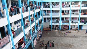 إحدى مدارس غزة تؤوي العديد من العوائل - الأناضول