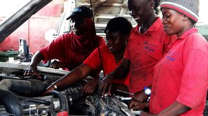 نساء سنغاليات يحترفن مهنة إصلاح السيارات - الأناضول