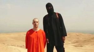 أحد مقاتلي داعش يمهد لذبح جيمس فولي كما ظهر على شريط فيديو - مواقع تواصل