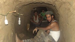 مقاتلون سوريون خلال حفرهم لأحد الأنفاق في حلب - فيس بوك