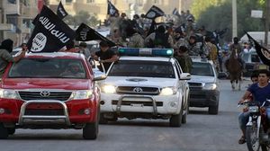 عناصر من تنظيم داعش خلال استعراض عسكري بسوريا - أرشيفية