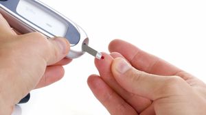قياس سكر الدم بوخز الإبر - أرشيفية