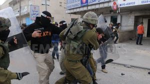 قوات الاحتلال ومستعربون يعتقلون شبانا فلسطينيين في مخيم قلنديا - (وكالات محلية)