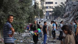 العائلات تتفقد المكان بعد قصف البرج - الأناضول