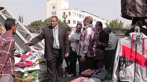 محافظ القاهرة يعلن أنه لا مكان للباعة الجائلين على الأرض - (وكالات محلية)