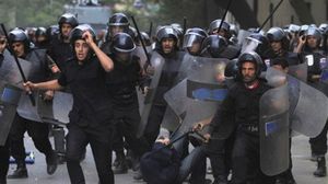 عناصر من الشرطة المصرية يمارسون القمع ضد المصريين - أرشيفية