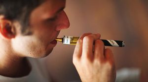 تعمل السيجارة الإلكترونية ببطارية تنفث دخانا بطعم النيكوتين - أرشيفية