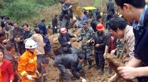 عناصر إنقاذ ينتشلون الجثث في موقع انفجار مصنع بالصين - أرشيفية