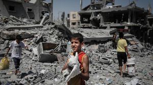 رغم الدمار والمجازر يبحث أطفال غزة بحيوية وأمل عن بقايا حياتهم - الأناضول