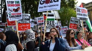 مجموعة من الفلسطينيين خرجوا رافعين أعلام بلادهم احتفالا بالنصر - الأناضول