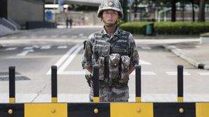 جندي صيني في أحد شوارع هونغ كونغ - ا ف ب 