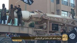 عناصر من داعش يعتلون صاروخا من نوع سكود في الرقة - تويتر