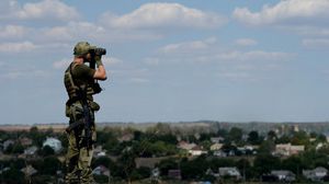 جندي أوكراني على الحدود - ا ف ب